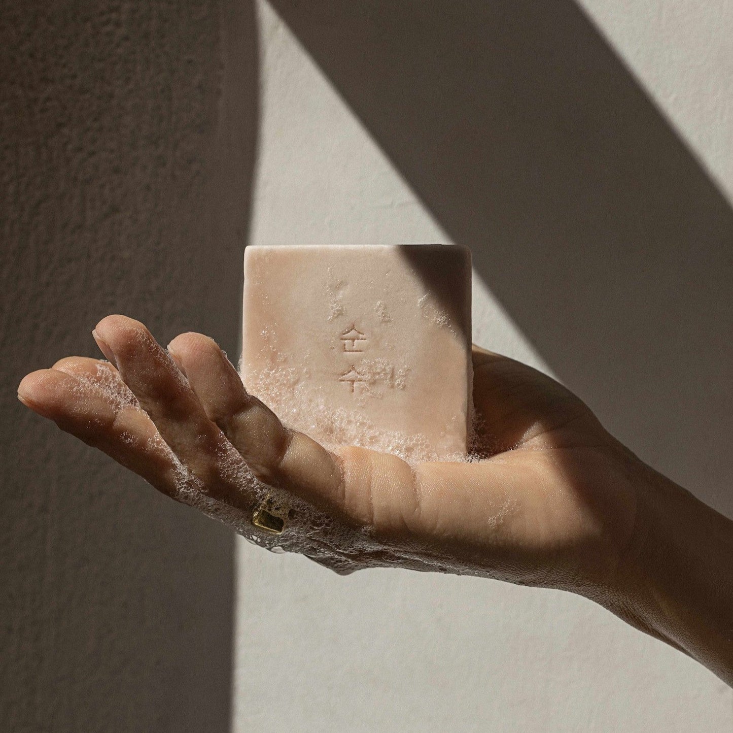 Calamine & oatmeal soothing cleansing bar